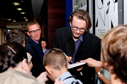 Tomasz Kot rozdaje autografy