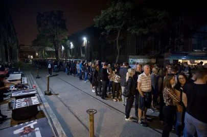 kolejka przed klubem, koncert wyprzedał się w całości
