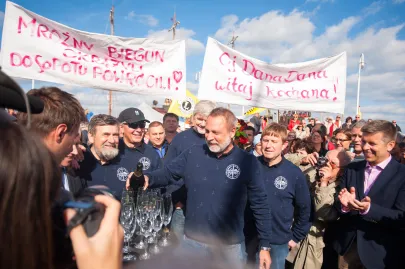 Ryszard Wojnowski z załogą