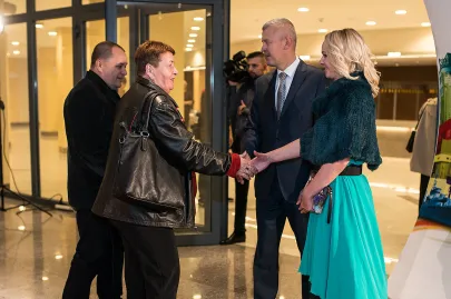 Michał Kaczorowski i Agnieszka Bomba witają Henrykę Krzywonos