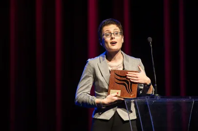 W imieniu Poszukiwawczego Ochotniczego Pogotowia Ratunkowego statuetkę odbiera prezes stowarzyszenia Joanna Sikora