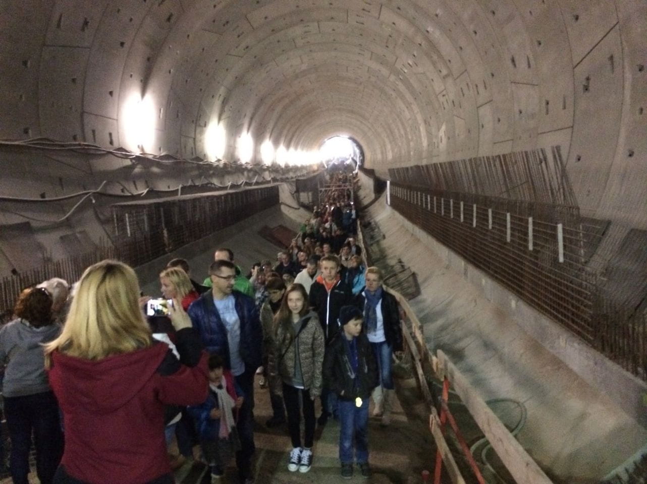 Kolejka zwiedzających w tunelu nie miała końca.