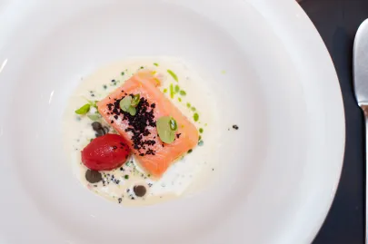 Łosoś sous vide, buerre blanc
