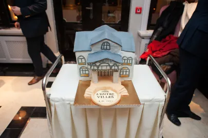 Tort w kształcie kamienicy restauracji