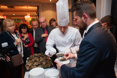 Live cooking - ostrygi z szampanem