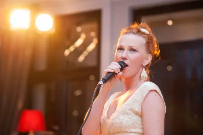 Katarzyna Kurdej – Mania i jej występ wokalny