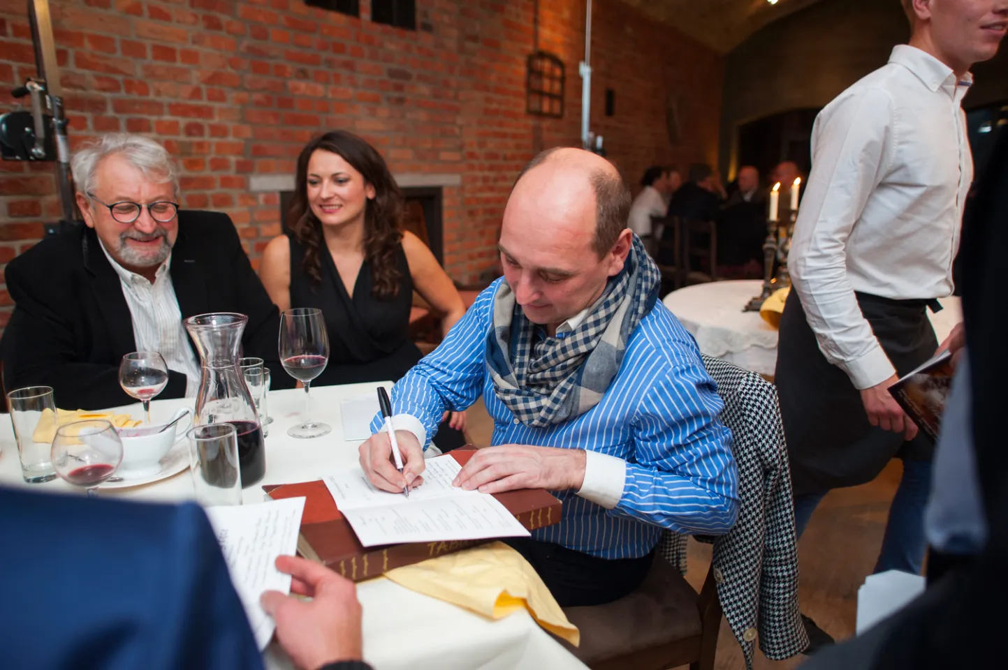 Sławomir Popławski rozdaje autografy