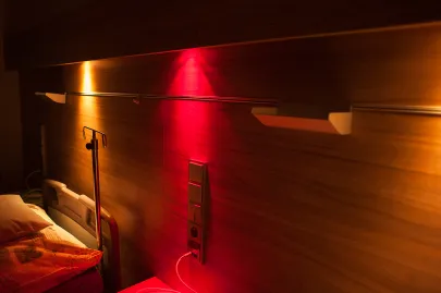 Innowacyjne oświetlenie nocne w czerwonym kolorze