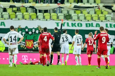 Mavroudis Bougaidis otrzymuje czerwoną kartkę