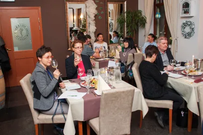 Goście zgromadzeni na degustacji