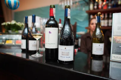 Wino czerwone - argentyńskie (z lewej) czy francuskie?