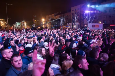 Uczestnicy zabawy na Skwerze Kościuszki