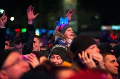 Uczestnicy zabawy zgromadzeni na Skwerze Kościuszki