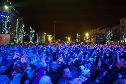 Uczestnicy zabawy zgromadzeni na Skwerze Kościuszki