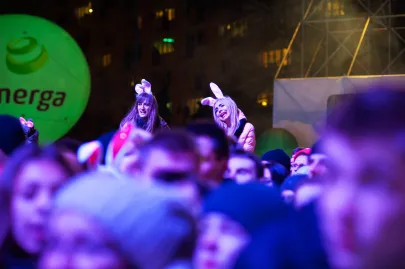 Uczestnicy zabawy zgromadzeni na Skwerze Kościuszki