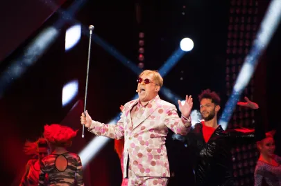 Paweł Tucholski jako Elton John