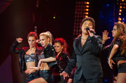 Bilguun Ariunbaatar jako Tom Jones