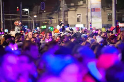 Uczestnicy zabawy zgromadzeni na Skwerze Kościuszki