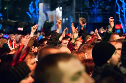 Uczestnicy zabawy zgromadzeni na Skwerze Kościuszki