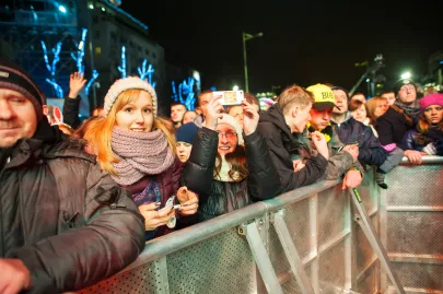 Uczestnicy zabawy zgromadzeni na Skwerze Kościuszki