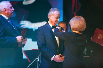 Wręczenie honorowej odznaki dla Zbigniewa Ciecholewskiego i Zbigniewa Canowieckiego za zasługi w rozwoju polskiej gospodarki