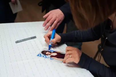 Grażyna Wolszczak rozdaje autografy