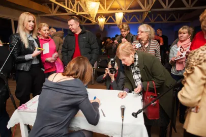 Grażyna Wolszczak rozdaje autografy