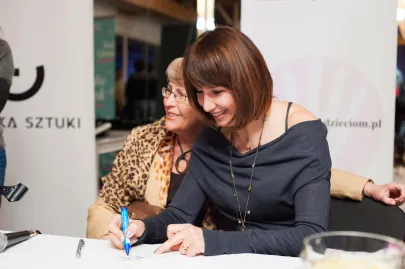 Grażyna Wolszczak rozdaje autografy