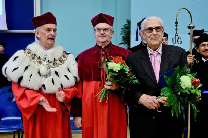 prof. Bernard Lammek oraz Rektorzy Seniorzy Uniwersytetu Gdańskiego prof. Zbigniew Grzonka i prof. Bronisław Rudowicz