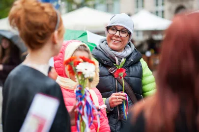Wszystkim paniom rozdawano gerbery