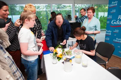 Magdalena Różczka rozdaje autografy