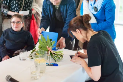 Magdalena Różczka rozdaje autografy