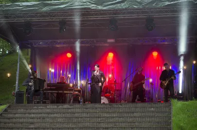 Renata Przemyk z zespołem