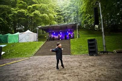 samotny performer pod sceną
