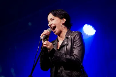 Renata Przemyk z zespołem