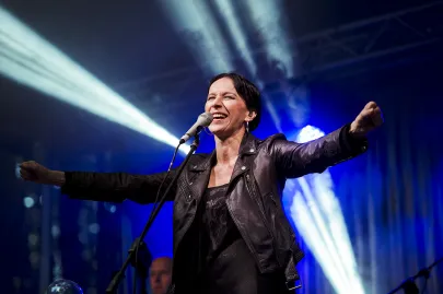 Renata Przemyk z zespołem