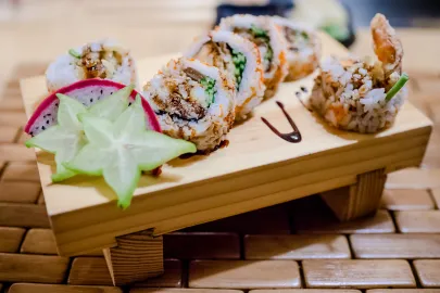 Spder Sushi - Futouramaki z krabem soft shell, chilli oraz papayą, w kawiorze z ryby latającej 