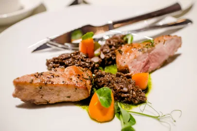 Schab z dzika serwowany z kaszanką, z pesto z czosnku niedźwiedziego i karmelizowaną marchewką