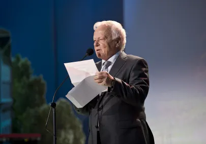 Marian Opania odczytuje jeden z werdyktów