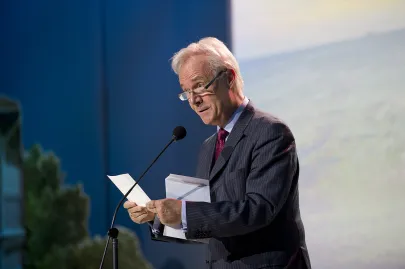 prof. Jerzy Limon członek jury odczytuje jeden z werdyktów