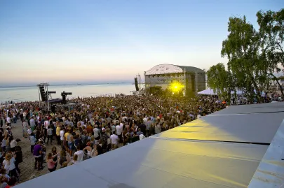 tłumy wypełniły plażę przy Zatoce Sztuki