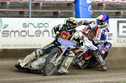 Przed kolizją w biegu 15. W kasku czerwonym Magnus Zetterstroem