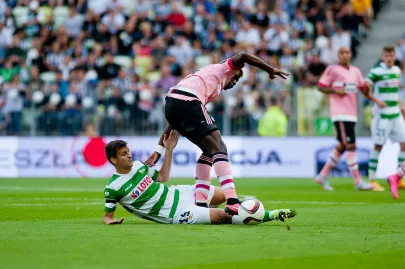 Adam Dźwigała i Paul Pogba