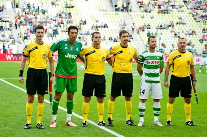 Gianluigi Buffon i Piotr Wiśniewski z sędziami