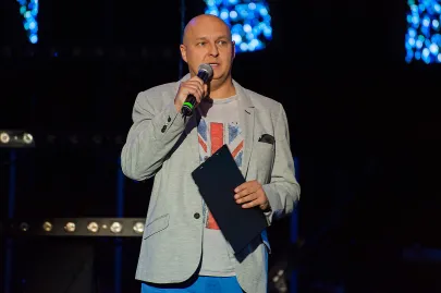 Prowadzący pierwszą część koncertu