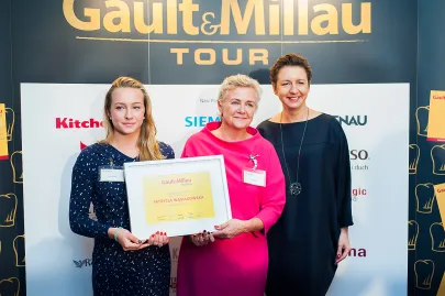 Nagoda w kategorii Kobieta Szef - Patrycja Wąsiakowska (nagrodę odbiera mama i siostra)