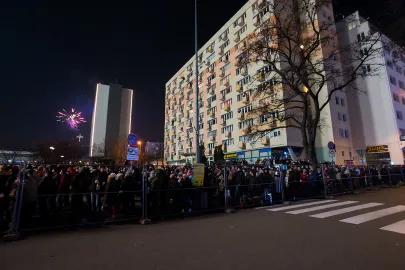 Gdynianie oglądający pokaz fajerwerków