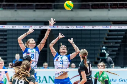 Zuzanna Efimienko i Ivana Djerisilo 