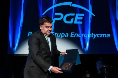 Janusz Benesz prezentuje nagrodę dla PGE Polskiej Grupy Energetycznej - Mecenasa Sportu