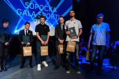 Młodzieżowi sportowcy roku z trenerami